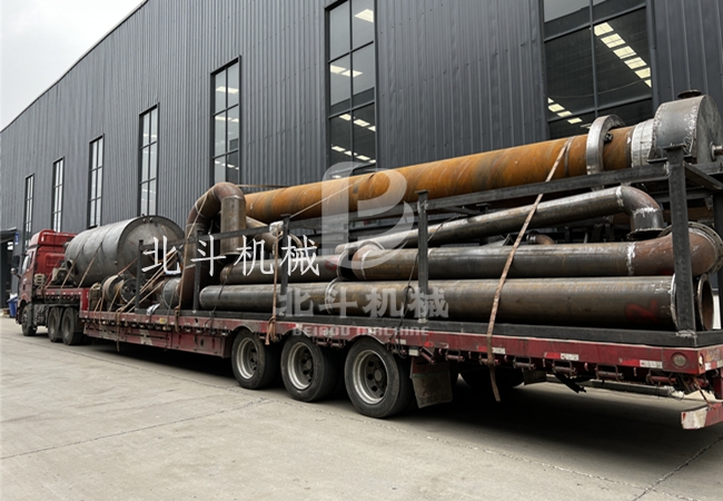 迈锐途科技发往陕西的木屑炭化机装车进行发货